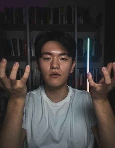 프롬프트 : 배경을 어둡게 만들어줘