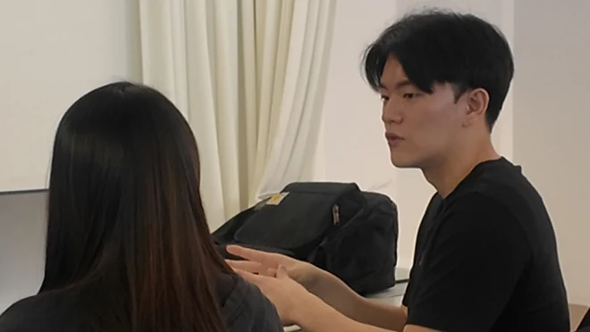 오프라인 강의에서 수강생의 질문을 듣고 손짓으로 설명하는 신영선