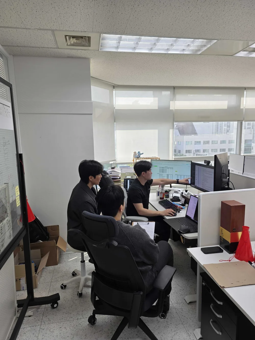 같은 모니터를 보며 작업하는 에이나우 동료들